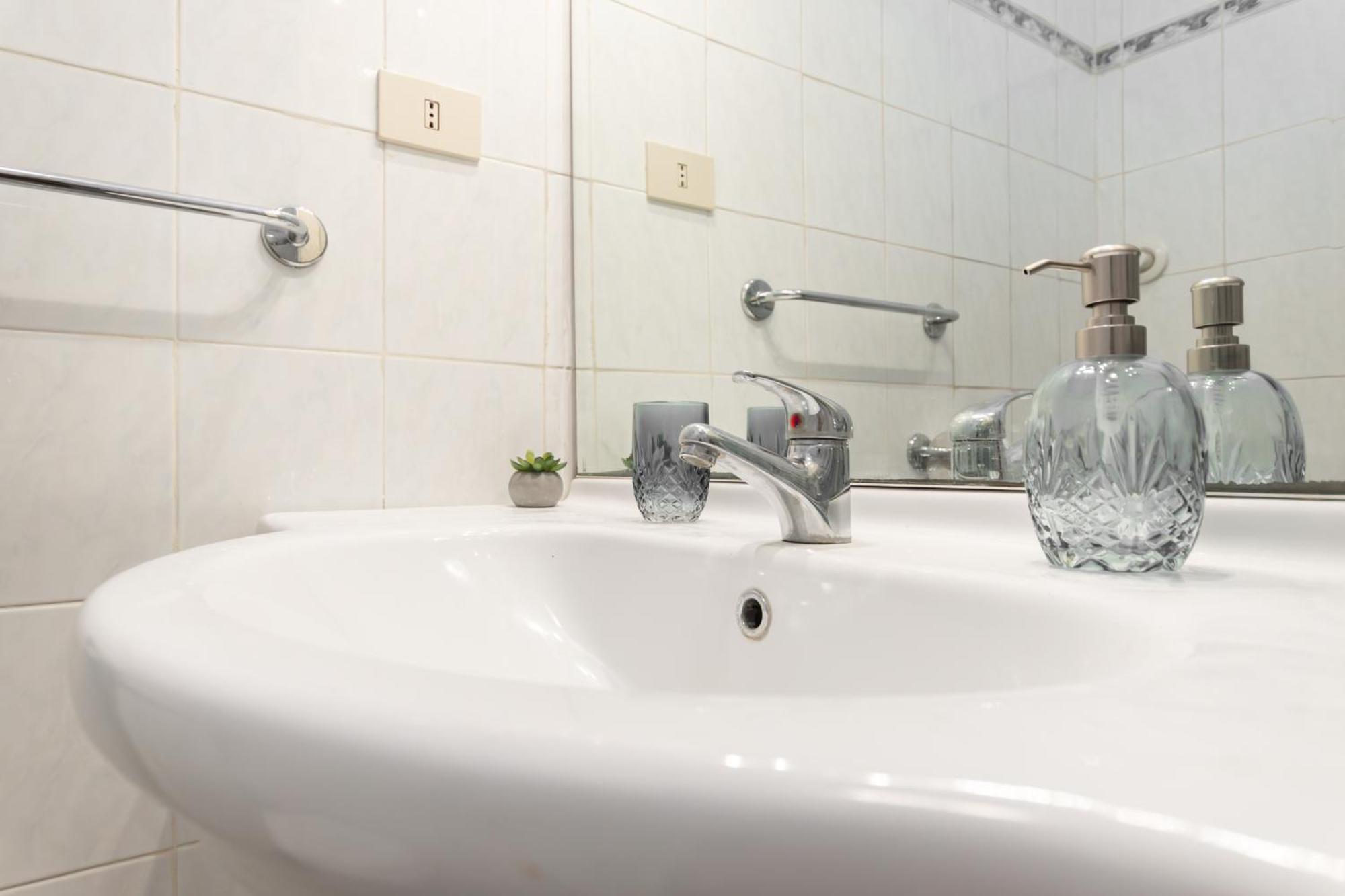 9Min Centro E Stazione Ferroviaria Apartment Genoa Bagian luar foto
